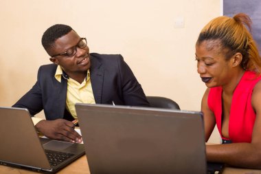 Ofiste gülümseyen gençlerin portresi..