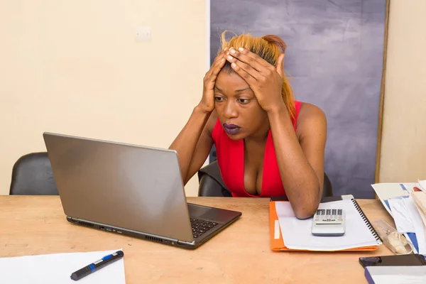 Mujer joven deprimida en la oficina . —  Fotos de Stock
