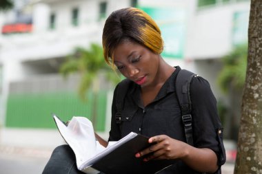 Genç öğrenciye yakın durun..