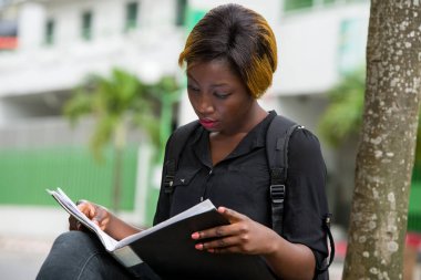 Genç öğrenciye yakın durun..