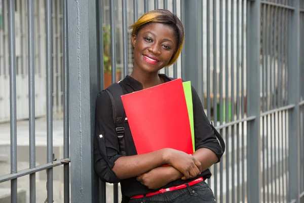 Jong studentenportret met documenten, glimlachend. — Stockfoto