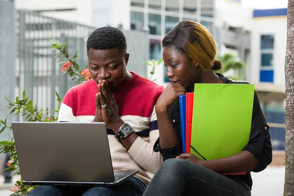 Two young people working on laptop outdoors — Stock fotografie