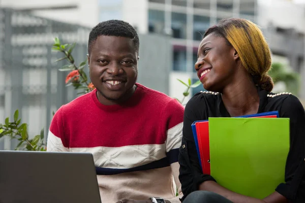 Two young people working on laptop outdoors — Stock fotografie