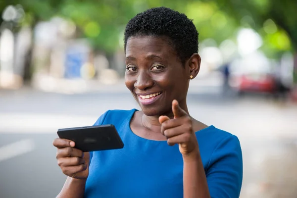 Крупный план молодой девушки с мобильным телефоном, счастливый . — стоковое фото
