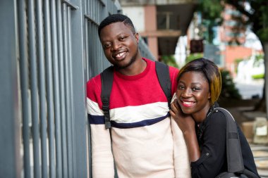 Bir grup öğrenci, mutlu.