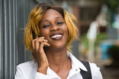 Genç öğrenciye yakın, mutlu..