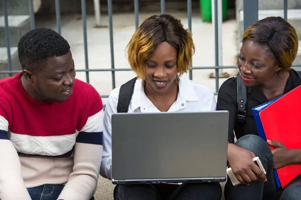 Gruppe Attraktiv Lächelnder Junger Lässig Gekleideter Studenten Sitzt Mit Laptop — Stockfoto