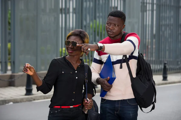 Estudantes Felizes Com Expressão Positiva Dão Mãos Carregam Mochilas Fazem — Fotografia de Stock