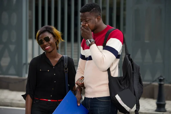 Estudantes Felizes Com Expressão Positiva Dão Mãos Carregam Mochilas Fazem — Fotografia de Stock