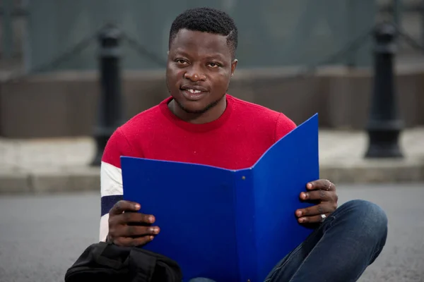 Schöner College Mann Liest Notizen Notizbuch Auf Dem Campus Fröhlicher — Stockfoto