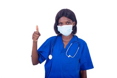 Güzel, şaşkın genç bir kadın, üniformalı bir doktor kameraya parmağını gösteriyor..