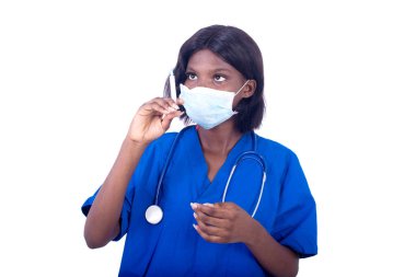 Üniformalı güzel bayan doktor elinde şırınga tutuyor..