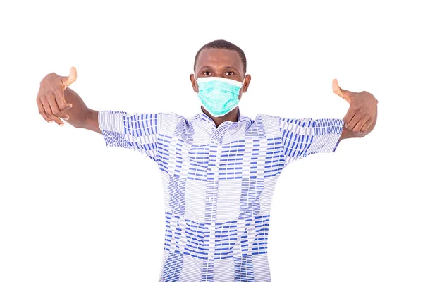 Jovem Com Uma Camisa Sobre Fundo Branco Usando Máscara Médica — Fotografia de Stock