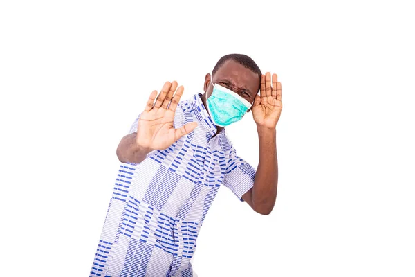 Молодой Человек Рубашке Стоящий Заднем Плане Медицинской Маске Делая Жест — стоковое фото