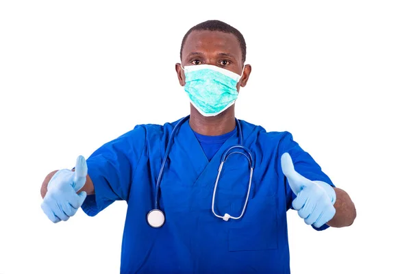 Mladý Lékař Uniformě Stetoskop Lékařskou Maskou Ukazující Palec — Stock fotografie