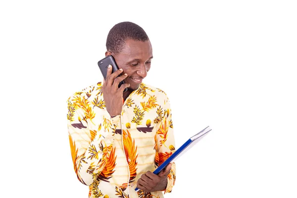 Mladý Podnikatel Mluví Mobilním Telefonu Dívá Svůj Dokument Ruce — Stock fotografie