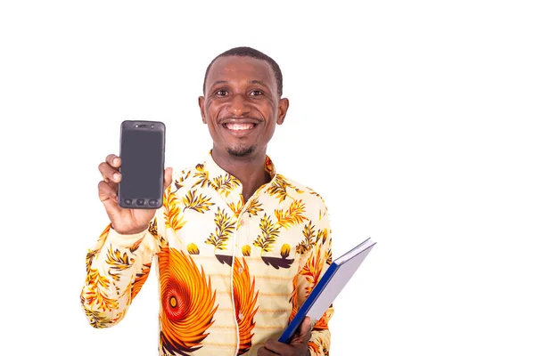 Jovem Empresário Segurando Documento Mostrando Tela Telefone Enquanto Sorri Para — Fotografia de Stock