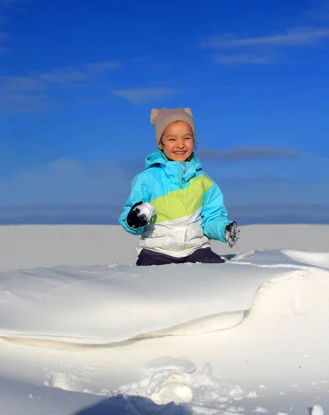 Mutlu çocuk kartopu oynuyor