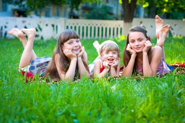  Sisters dostluk. Çocukluk 