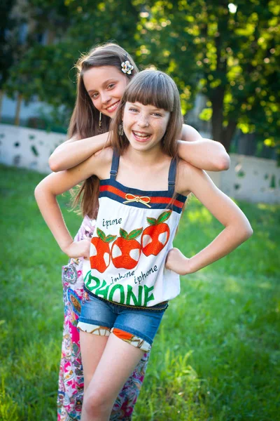  Sisters dostluk. Çocukluk 