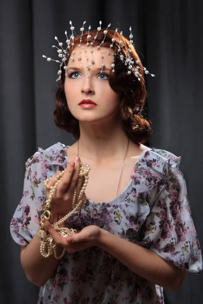 Genç kızın kafasına dekorasyonu ile boncuk elinde tutan ve örnek alıyor.