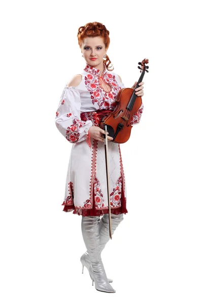 Красивая девушка одета в украинское национальное платье, держит скрипку в руках . — стоковое фото