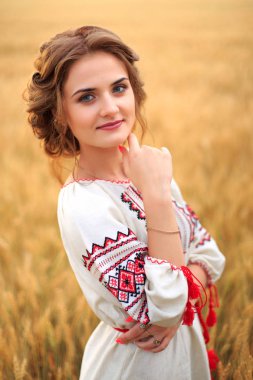 Bir alanda ulusal elbise giymiş güzel kız