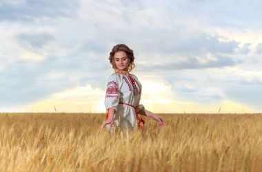 Bir alanda ulusal elbise giymiş güzel kız