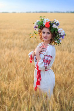 Ulusal giysiler ve çelenk alanında giymiş güzel kız