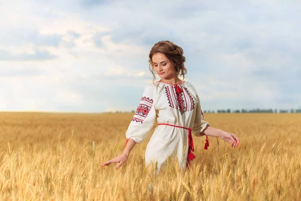 Bir alanda ulusal elbise giymiş güzel kız