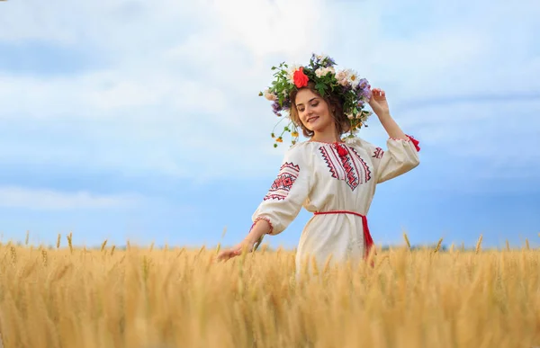 Ulusal giysiler ve çelenk alanında giymiş güzel kız