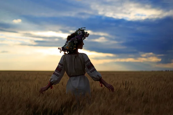 Gün batımı arka plan güzel kız silüeti