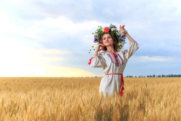 Belle fille vêtue de vêtements nationaux et couronne dans le domaine Photos De Stock Libres De Droits