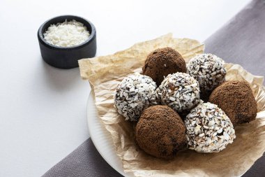 Kurutulmuş meyve ve hindistan cevizli el yapımı şekerler..