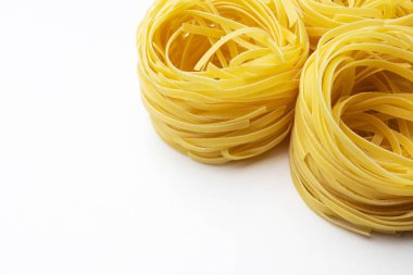 Beyaz arka planda izole edilmiş taze pişmemiş tagliolini makarna.