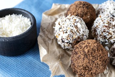  Çiğ vejetaryen şekerleri. Kurutulmuş meyve ve hindistan cevizi ile..