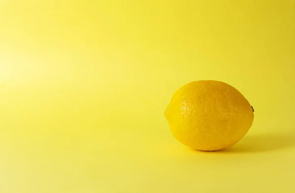 Limón Sobre Fondo Amarillo — Foto de Stock