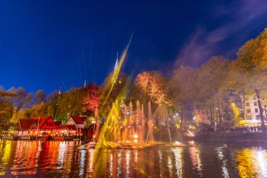 Tivoli bahçelerindeki bir gölün yüzeyinde ışık ve ses gösterimi