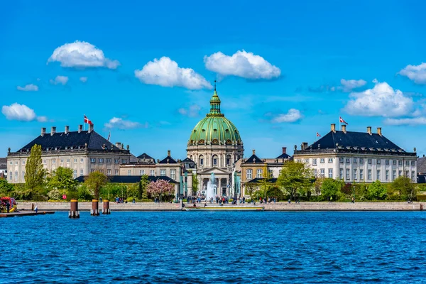 Frederik 'in Mermer Kilise' si ve Amalienborg dostu.