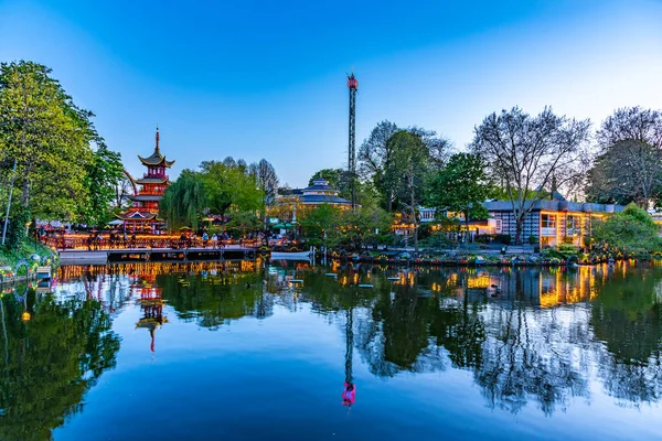 Attractions reflecting on a pond at Tivoli amusement park in Cop — Stock Photo, Image