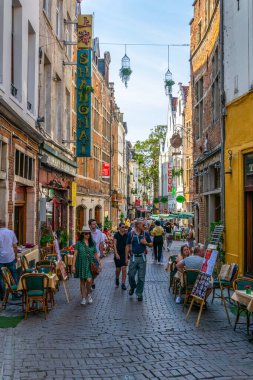 Brüksel, Belçika, 4 Ağustos 2018: İnsanlar sokakta geziniyor