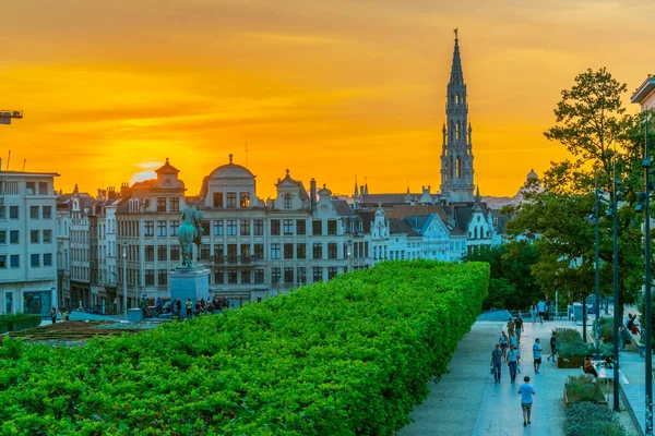 Brüksel, Belçika, 4 Ağustos 2018: İnsanlar gün batımının keyfini çıkarıyorlar — Stok fotoğraf