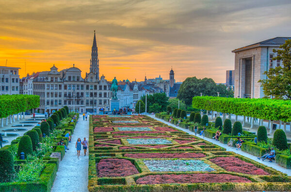 БРЮССЕЛЬ, БЕЛЬГИУМ, 4 августа 2018 года: Люди наслаждаются закатом на
