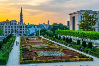 Brüksel, Belçika, 4 Ağustos 2018: İnsanlar gün batımının keyfini çıkarıyorlar