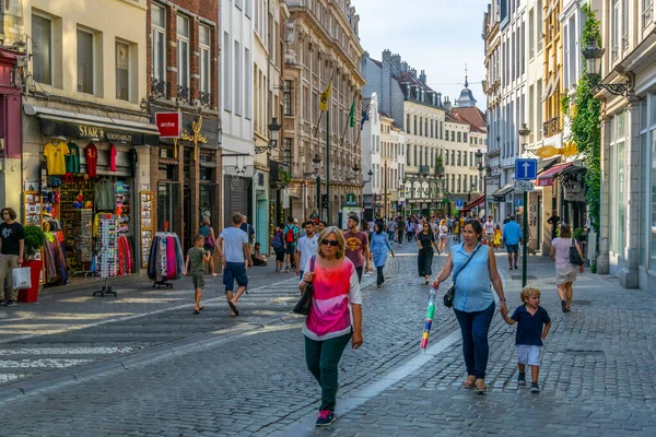 BRUSELAS, BÉLGICA, 4 DE AGOSTO DE 2018: Vista de una calle estrecha leadi — Foto de Stock