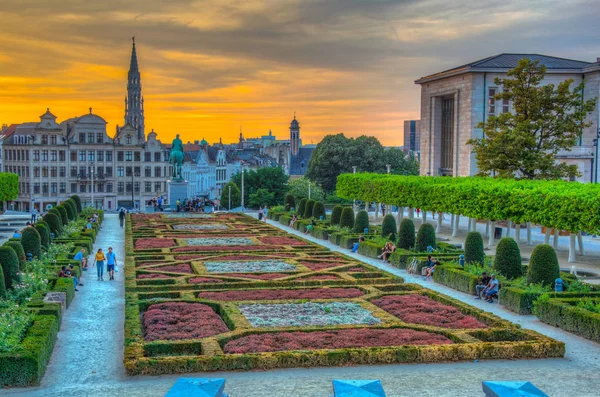 BRUXELLES, BELGIQUE, LE 4 AOÛT 2018 : Les gens profitent du coucher du soleil à — Photo