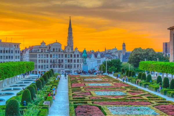 BRUSELAS, BÉLGICA, 4 de agosto de 2018: La gente está disfrutando de la puesta de sol en —  Fotos de Stock