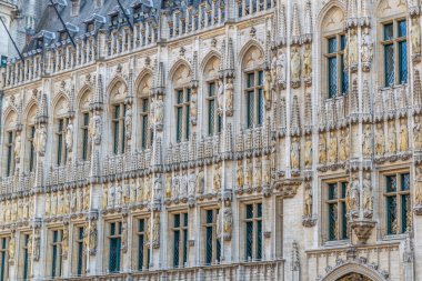 Brüksel'de Grote Markt'ta yer alan evlerin renkli cepheleri, 