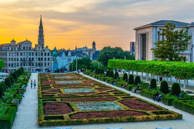 Brüksel, Belçika, 4 Ağustos 2018: İnsanlar gün batımının keyfini çıkarıyorlar