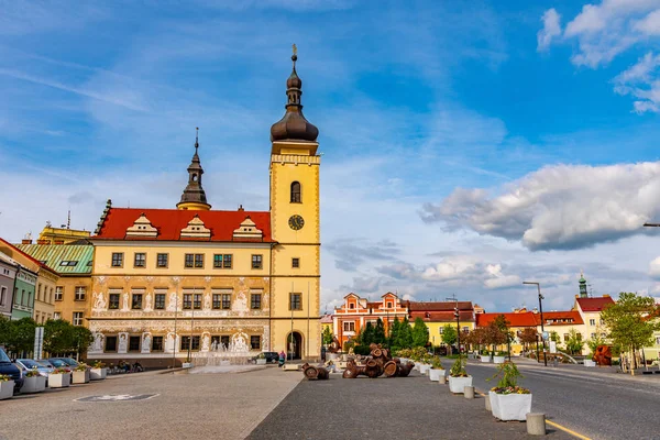 Városháza Mlada Boleslav uralja a régi város főterén, Czec — Stock Fotó